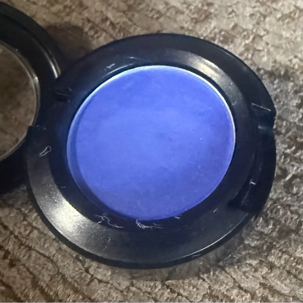 MAC Cosmetics preowned item